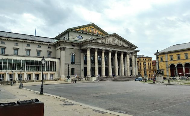 Foto von Stop 7 Max-Joseph-Platz Münchener Stadtrundfahrten (Gray Line)