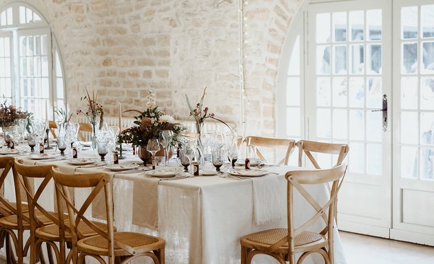 Photo de Jolibazaar location mobilier et vaisselle pour votre mariage et réceptions en Provence