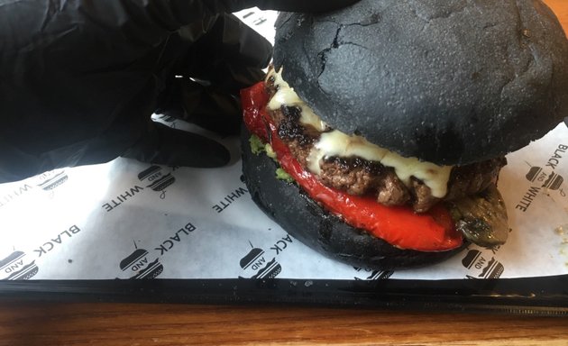 Photo de Black & White Burger