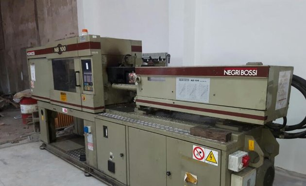 Photo of injection moulding machine importer