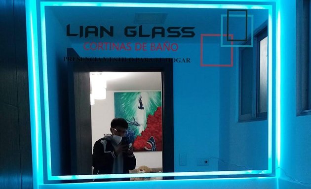 Foto de LIAN GLASS CORTINAS DE BAÑO, Espejos Decorativos, Cabinas, Puertas y Ventanas Aluminio y Vidrio
