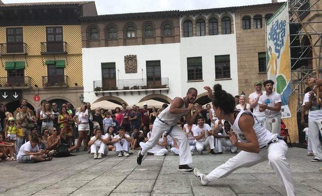 Foto de Capoeira Besouro Preto - Cordão de Ouro Barcelona - Instructora Estel