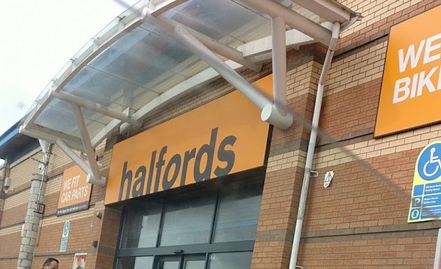 Photo of Halfords - Blackpool