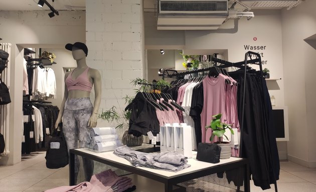 Foto von lululemon Berlin Mitte Store