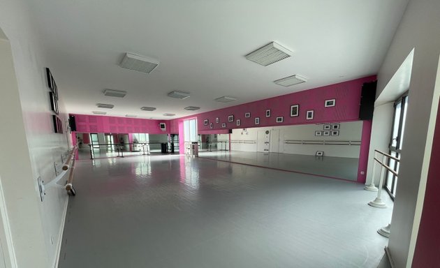 Photo de Ecole de danse KH Caen : Danse Classique - Modern'Jazz - Barre à terre - Studio de Pilates