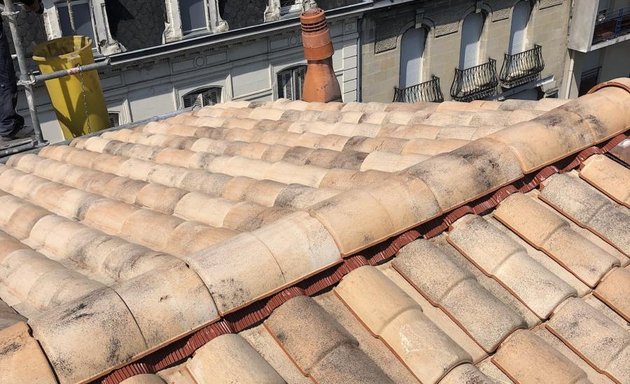 Photo de Artisan ZANELLATO : couvreur 33 à Bordeaux suggère le changement de gouttière, la réparation de toiture et le nettoyage démoussage de toiture dans la Gironde