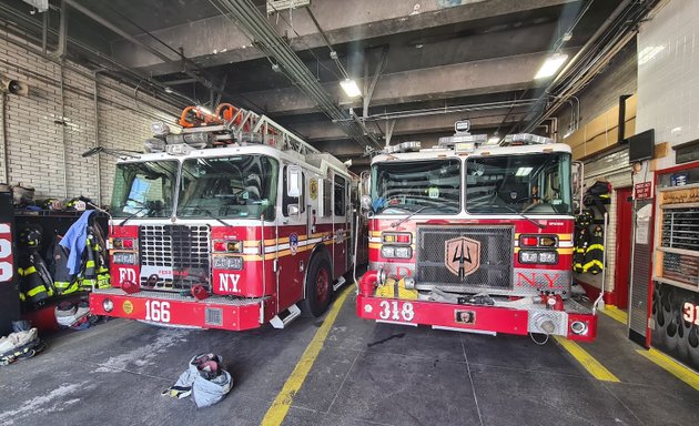 Photo of FDNY Engine 318/Ladder 166