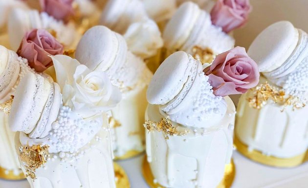 Photo of Vanilla & HoneyBee Custom Cakes
