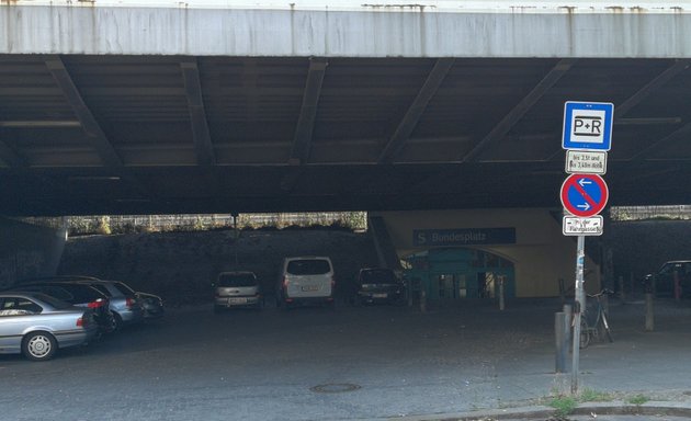 Foto von P&R Parkplatz unter der Autobahnbrücke
