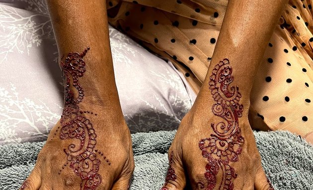 Photo of Henna artist by Maria