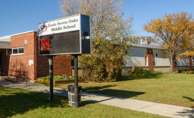 Photo of École seven oaks middle school.