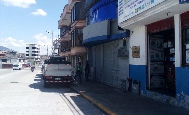 Foto de Talleres, Repuestos Automotrices y Grúas Autorepsal en Quito