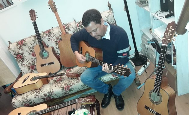 Foto de Santy Jiménez Smith. Clases TRES CUBANO y GUITARRA. Online y presencial.