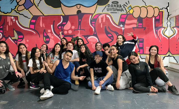 Foto de Academia Amigos del Baile ( poledance, bailes latinos, bailes urbanos, arriendo de salas )