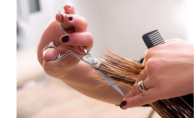 Photo de EMILIA - Coiffeuse à domicile - Wecasa Coiffure