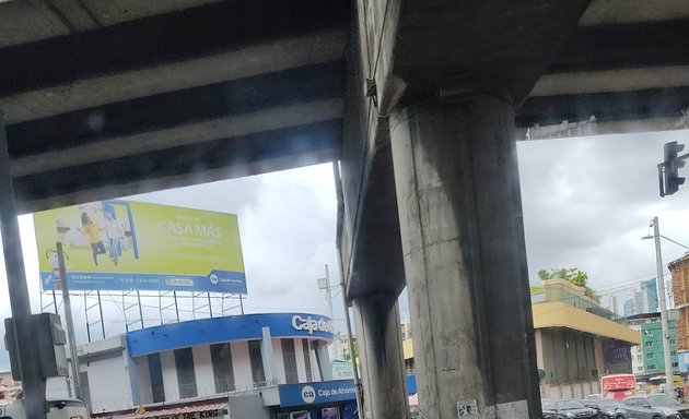 Foto de Caja de Ahorros Avenida Central