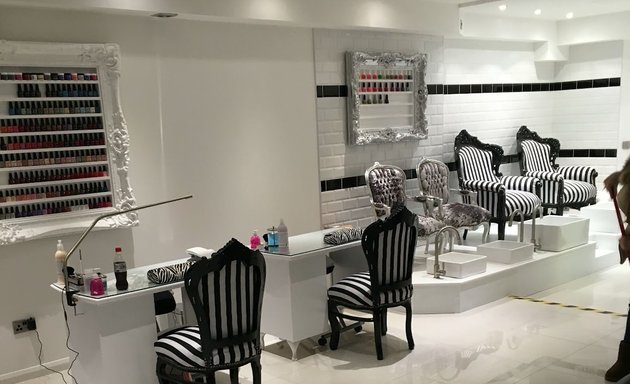 Photo of R&T NAils and threading bar