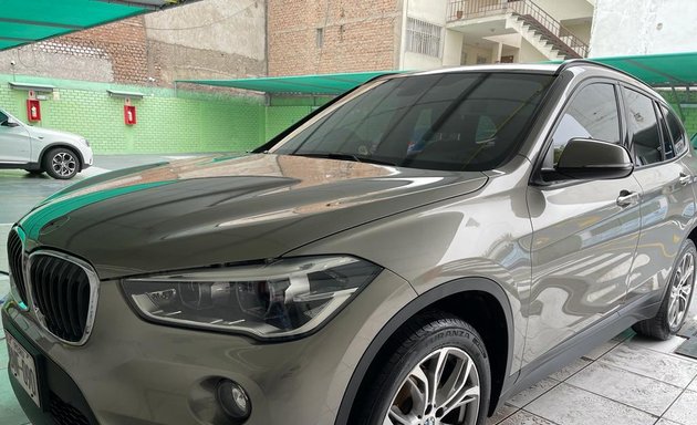 Foto de Playa de Estacionamiento y Lavado de Autos Miraflorina car Care