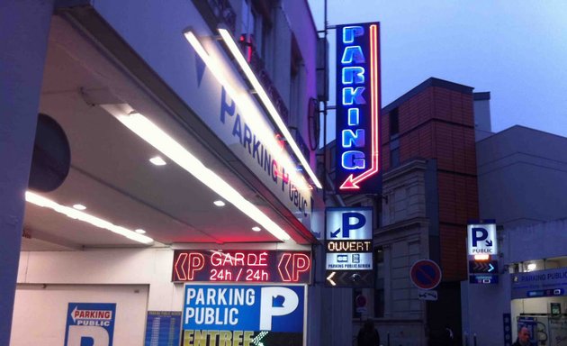 Photo de Tripndrive Paris - Place de Clichy - Location de voiture