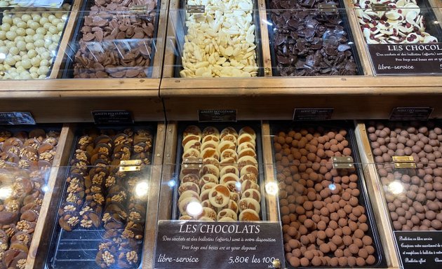 Photo de MAISON GEORGES LARNICOL MOF - Biscuiterie Chocolaterie