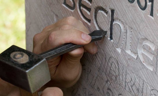 Foto von Vitus Zieren Schrift auf Stein