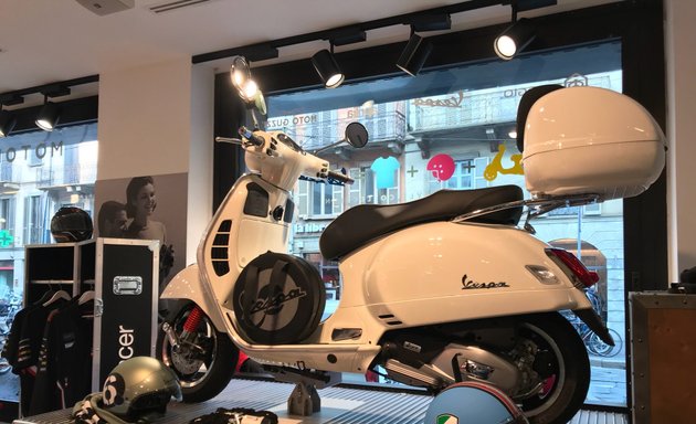 foto Piaggio Motoplex Milano City Lounge