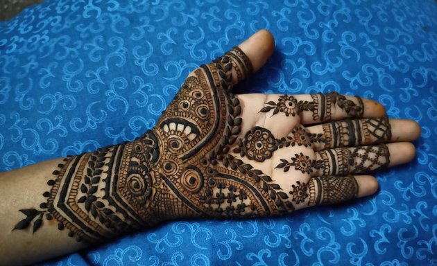 Photo of Afsha's online & offline mehendi classes