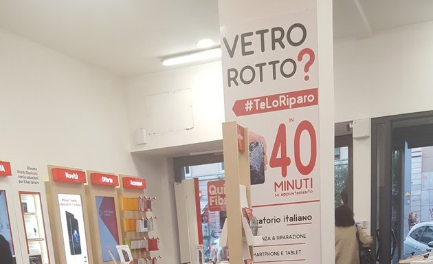 foto Vodafone Store | Magna Grecia