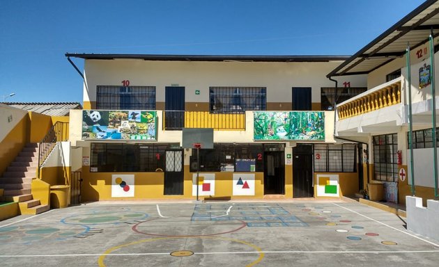 Foto de Escuela de Educación Básica "María Duchicela"