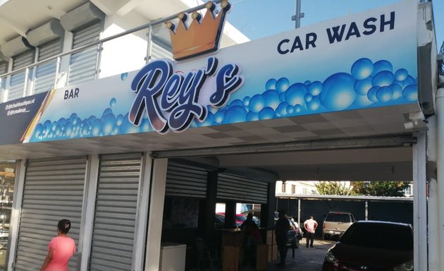 Foto de Ray's Car Wash & Bar