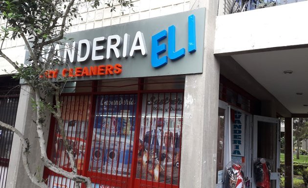 Foto de Lavanderia Eli Dry Cleaners