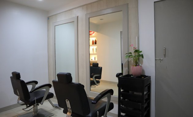 Photo of Hollywood Unisex Salon & spa