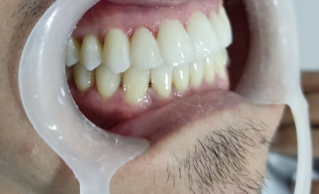 Foto de Andrés Romo Odontólogo Periodoncista implantes dentales