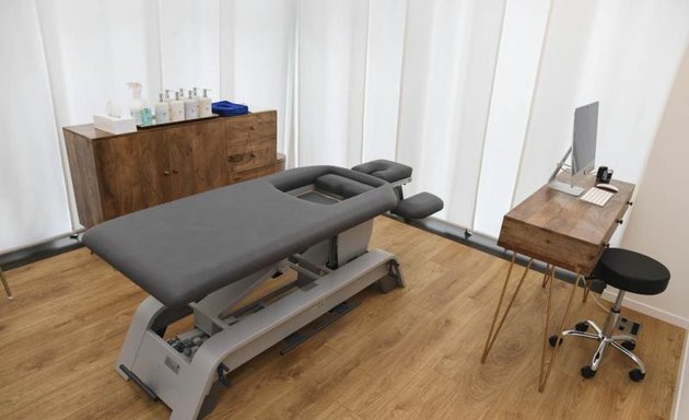 Foto von Massage Praxis & Therapie Center Zürich - Altstetten, "Online Booking,, Massage Zuerich